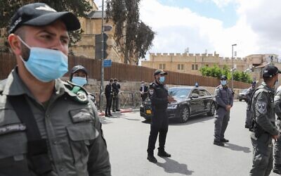 Officers stand guard as a convoy transporting Prime Minister Benjamin Netanyahu arrives at the Jerusalem District Court on May 24, 2020 (Menahem KAHANA / AFP)