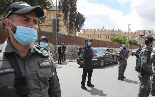 Officers stand guard as a convoy transporting Prime Minister Benjamin Netanyahu arrives at the Jerusalem District Court on May 24, 2020 (Menahem KAHANA / AFP) Officers stand guard as a convoy transporting Prime Minister Benjamin Netanyahu arrives at the Jerusalem District Court on May 24, 2020 (Menahem KAHANA / AFP)