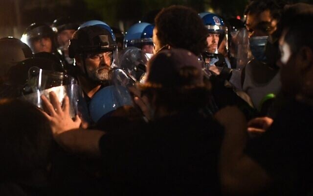 Protesters face off with police outside the White House in Washington, DC, early on May 30, 2020 during a demonstration over the death of George Floyd, a black man who died after a white policeman kneeled on his neck for several minutes (Eric BARADAT / AFP)