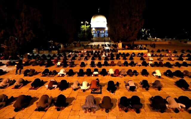Muslim worshipers pray at the Temple Mount in Jerusalem's Old City on May 31, 2020, after the site had been closed for over two months because of the coronavirus pandemic. (Ahmad GHARABLI / AFP) Muslim worshipers pray at the Temple Mount in Jerusalem's Old City on May 31, 2020, after the site had been closed for over two months because of the coronavirus pandemic. (Ahmad GHARABLI / AFP)