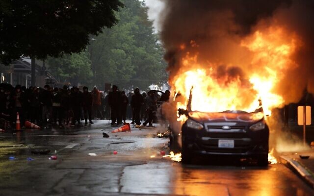Vehicles burn following demonstrations protesting the death of George Floyd, a black man who died May 25 in the custody of Minneapolis Police, in Seattle, Washington on May 30, 2020 (Jason Redmond / AFP) Vehicles burn following demonstrations protesting the death of George Floyd, a black man who died May 25 in the custody of Minneapolis Police, in Seattle, Washington on May 30, 2020 (Jason Redmond / AFP)