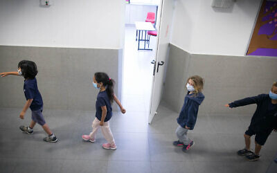 Israeli students wear protective face masks as they return to school for the first time since the outbreak of the coronavirus. (Olivier Fitoussi/Flash90)