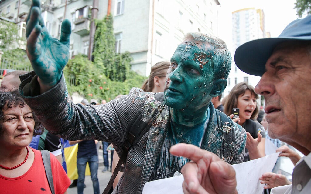 AntAC founder Vitaliy Shabunin was attacked with green antisepitic dye and pelted with pies during an anti-graft protest in Ukraine on July 17, 2018 )Photo Vyacheslav Ratynskyi / UNIAN) AntAC founder Vitaliy Shabunin was attacked with green antisepitic dye and pelted with pies during an anti-graft protest in Ukraine on July 17, 2018 )Photo Vyacheslav Ratynskyi / UNIAN)