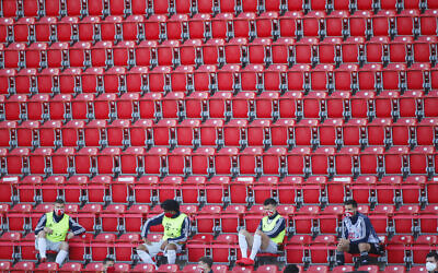 Substitute players of Bayern Munich are seen during the German Bundesliga soccer match between Union Berlin and Bayern Munich in Berlin, Germany on May 17, 2020. (AP/Hannibal Hanschke, Pool)