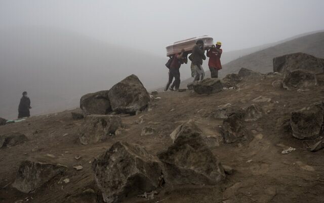 Cemetery workers carry the coffin with the corpse of Flavio Juárez, 50, who died from COVID-19, at the Nueva Esperanza cemetery on the outskirts of Lima, Peru, May 26, 2020. (Rodrigo Abd/AP) Cemetery workers carry the coffin with the corpse of Flavio Juárez, 50, who died from COVID-19, at the Nueva Esperanza cemetery on the outskirts of Lima, Peru, May 26, 2020. (Rodrigo Abd/AP)