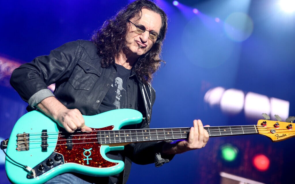 Geddy Lee of Rush performs during the final show of the R40 Tour at The Forum on Saturday, August 1, 2015, in Los Angeles. (Rich Fury/Invision/AP) Geddy Lee of Rush performs during the final show of the R40 Tour at The Forum on Saturday, August 1, 2015, in Los Angeles. (Rich Fury/Invision/AP)