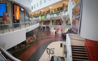 View of closed shops in the empty Dizengoff Center mall in Tel Aviv on March 19, 2020 (Avshalom Sassoni/Flash90)