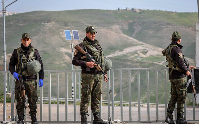 Palestinian security forces man a road block at the entrance to the West Bank city of Bethlehem, March 19, 2020. (Wisam Hashlamoun/Flash90) Palestinian security forces man a road block at the entrance to the West Bank city of Bethlehem, March 19, 2020. (Wisam Hashlamoun/Flash90)