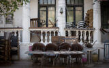 A closed cafe on Nachalat Binyamin Street  in  Tel Aviv, on April 14, 2020. (Miriam Alster/ Flash90)
