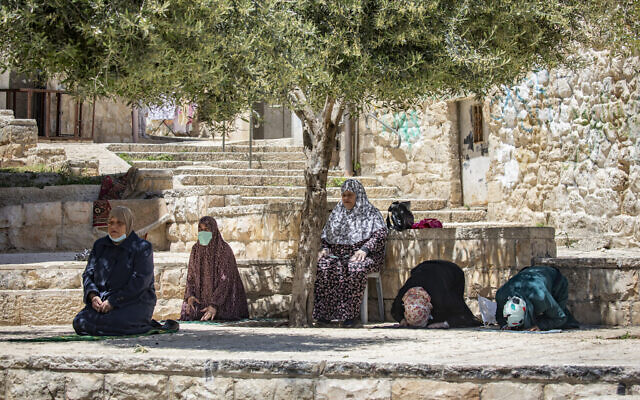 Muslim women pray in the Old City of Jerusalem during the Friday prayers of the holy month of Ramadan under restrictions following the spread of the coronavirus, May 01, 2020.
(Olivier Fitoussi/Flash90) Muslim women pray in the Old City of Jerusalem during the Friday prayers of the holy month of Ramadan under restrictions following the spread of the coronavirus, May 01, 2020.
(Olivier Fitoussi/Flash90)