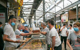 Israelis shop at a market in Ramle on May 1, 2020. (Yossi Aloni/Flash90)