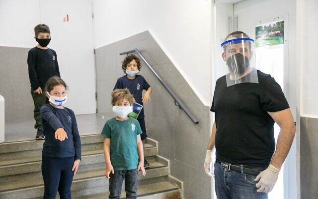 Israeli students wear protective face masks as they return to school for the first time since the outbreak of the coronavirus, May 3, 2020 in Jerusalem. (Olivier Fitussi/Flash90) Israeli students wear protective face masks as they return to school for the first time since the outbreak of the coronavirus, May 3, 2020 in Jerusalem. (Olivier Fitussi/Flash90)