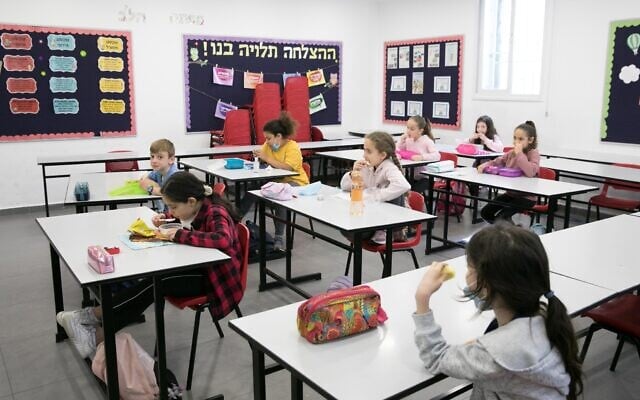 Israeli students return to school for the first time since the outbreak of the coronavirus on May 3, 2020, in Jerusalem. (Olivier Fitoussi/Flash90) Israeli students return to school for the first time since the outbreak of the coronavirus on May 3, 2020, in Jerusalem. (Olivier Fitoussi/Flash90)