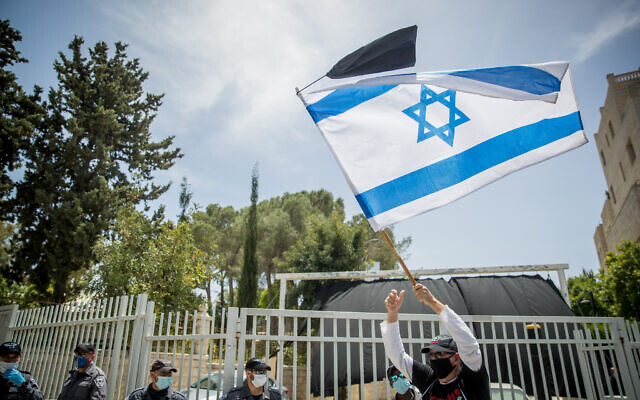 Israelis protest against government corruption and for democracy, outside the Prime Minister's Residence in Jerusalem on May 3, 2020. (Yonatan Sindel/Flash90) Israelis protest against government corruption and for democracy, outside the Prime Minister's Residence in Jerusalem on May 3, 2020. (Yonatan Sindel/Flash90)