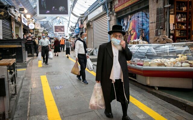 People in the Mahane Yehuda market in Jerusalem after it reopened according to the new government orders, May 7, 2020. (Olivier Fitoussi/Flash90)