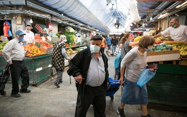 People in the Mahane Yehuda market in Jerusalem after it reopened according to the new government orders, May 7, 2020. (Olivier Fitoussi/Flash90)