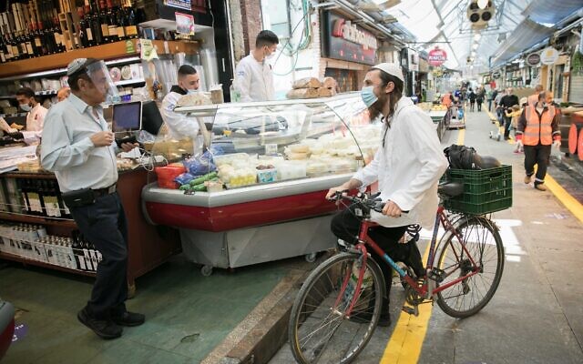 People in the Mahane Yehuda market in Jerusalem after it reopened according to the new government orders, May 7, 2020. (Olivier Fitoussi/Flash90)