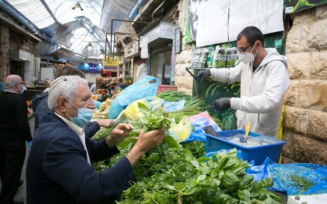 People in the Mahane Yehuda market in Jerusalem after it reopened according to the new government orders, May 7, 2020. (Olivier Fitoussi/Flash90)