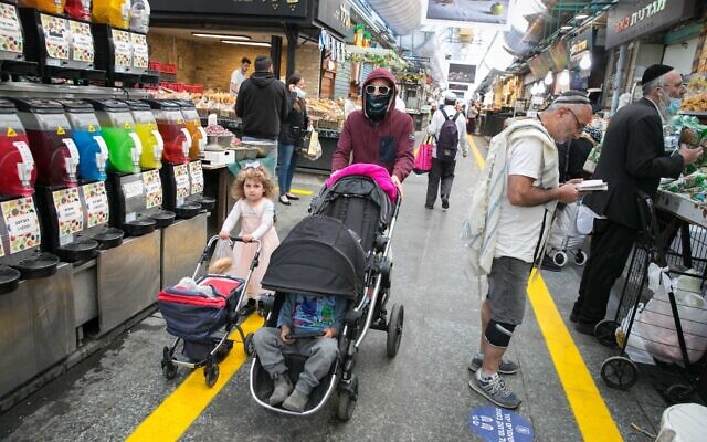 People in the Mahane Yehuda market in Jerusalem after it reopened according to the new government orders, May 7, 2020. (Olivier Fitoussi/Flash90)