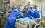 Medical workers treat a patient at the coronavirus ward at Ichilov Hospital in Tel Aviv on May 4, 2020. (Yossi Aloni/Flash90)