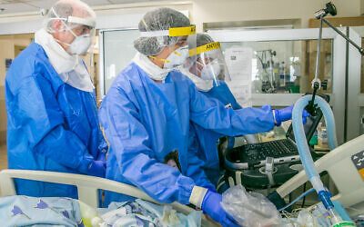 Doctors treat a patient at the coronavirus unit at Ichilov Hospital in Tel Aviv, May 4, 2020. (Yossi Aloni/Flash90)