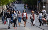 Israelis wearing face masks as they shop in the Jerusalem city center, May 6, 2020. (Olivier Fitoussi/Flash90)