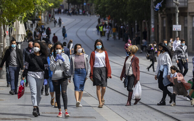 Israelis wearing face masks as they shop in the Jerusalem city center, May 6, 2020. (Olivier Fitoussi/Flash90)