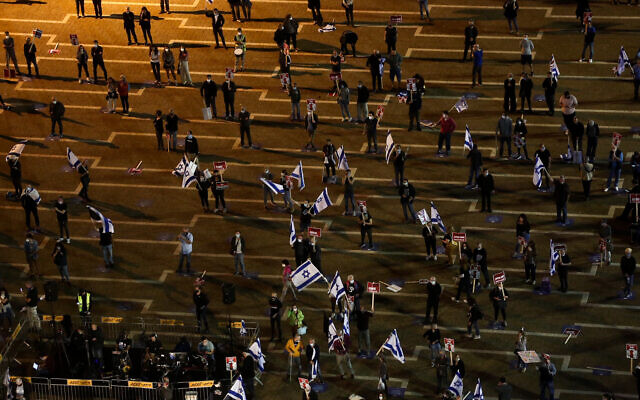 Israelis protest against Prime Minister Benjamin Netanyahu at Rabin Square in Tel Aviv on May 9, 2020 (Miriam Alster/Flash90)