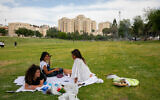 Israeli girls at Jerusalem's Sacher Park on May 11, 2020. (Olivier Fitoussi/Flash90)