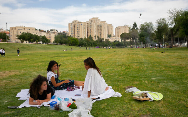 Israeli girls at Jerusalem's Sacher Park on May 11, 2020. (Olivier Fitoussi/Flash90) Israeli girls at Jerusalem's Sacher Park on May 11, 2020. (Olivier Fitoussi/Flash90)