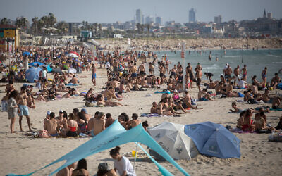 Defying COVID-19 restrictions, Israelis enjoyed the beach in Tel Aviv, as temperatures rose to 40 degrees in some parts of the country, May 16, 2020. (Miriam Alster/Flash90)