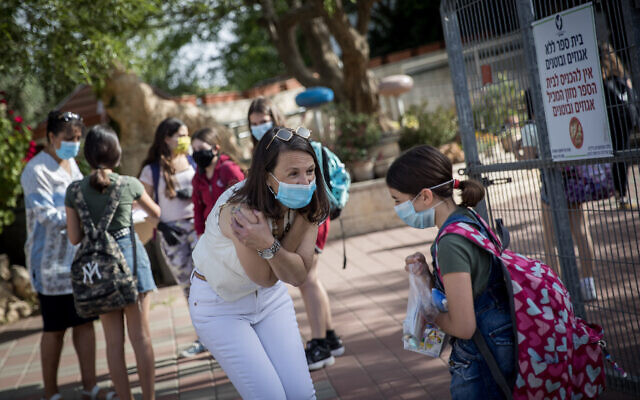 Students and teachers wear protective face masks as they return to school, at Hashalom School in Mevaseret Zion, near Jerusalem, May 17, 2020. (Yonatan Sindel/Flash90) Students and teachers wear protective face masks as they return to school, at Hashalom School in Mevaseret Zion, near Jerusalem, May 17, 2020. (Yonatan Sindel/Flash90)