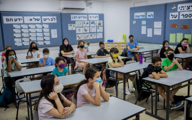 Israeli students wear protective face masks at the Hashalom School in Mevaseret Zion, near Jerusalem, May 17, 2020. (Yonatan Sindel/Flash90) Israeli students wear protective face masks at the Hashalom School in Mevaseret Zion, near Jerusalem, May 17, 2020. (Yonatan Sindel/Flash90)