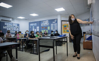 Israeli students and teachers wear protective face masks as they retun to school, at Hashalom School in Mevaseret Zion, near Jerusalem, on May 17, 2020. (Yonatan Sindel/Flash90)