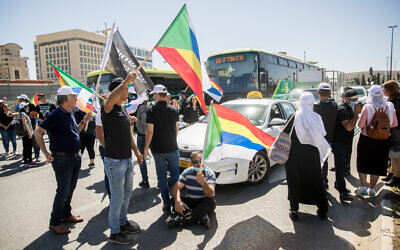 Members of the Druze community protest for the government financial support they were promised by the government, outside the weekly government office at the Ministry of Foreign Affairs in Jerusalem, May 31, 2020. (Yonatan Sindel/Flash90)