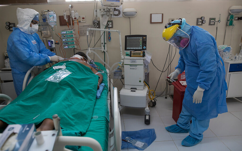 Doctors tend to a patient inside the intensive care unit for people infected with the coronavirus at a public hospital in Lima, Peru, April 30, 2020. (AP/Rodrigo Abd) Doctors tend to a patient inside the intensive care unit for people infected with the coronavirus at a public hospital in Lima, Peru, April 30, 2020. (AP/Rodrigo Abd)