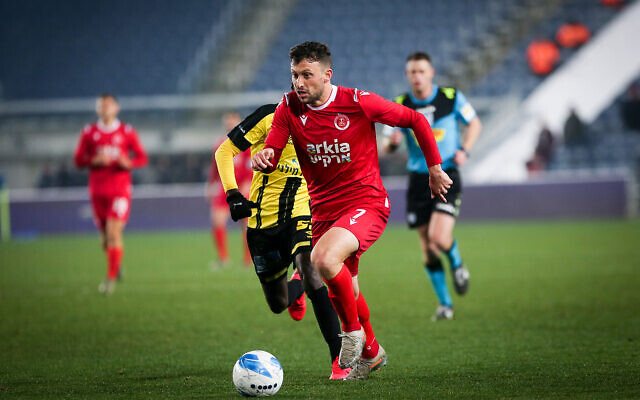 An Israeli Premier League soccer match between Beitar Jerusalem and Hapoel Tel Aviv at the Teddy Stadium in Jerusalem, February 17, 2020. (Flash90) An Israeli Premier League soccer match between Beitar Jerusalem and Hapoel Tel Aviv at the Teddy Stadium in Jerusalem, February 17, 2020. (Flash90)