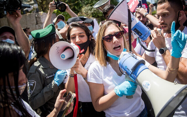 Israeli students clash with police as they take part in a protest calling for financial aid and equlity in higher education, in Jerusalem May 7, 2020 (Yonatan Sindel/Flash90) Israeli students clash with police as they take part in a protest calling for financial aid and equlity in higher education, in Jerusalem May 7, 2020 (Yonatan Sindel/Flash90)