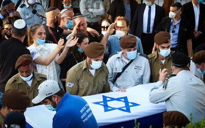 Family and friends attend the funeral of IDF soldier Amit Ben-Ygal at the cemetery in the central city of Beer Yaakov, May 12, 2020. (Yossi Aloni/Flash90)