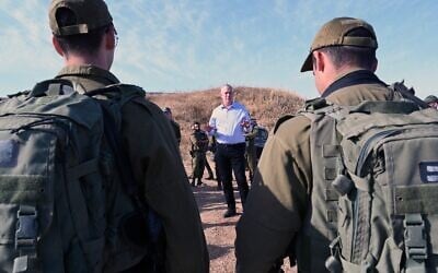Defense Minister Benny Gantz, center, meets with soldiers from the 202nd Battalion of the Paratroopers Brigade on the Gaza border on May 26, 2020. (Ariel Hermoni/Defense Ministry)