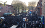 An April 29 funeral for a rabbi in Brooklyn attended by hundreds. (Reuven Blau/Twitter via JTA)