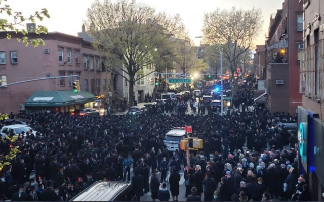 An April 29 funeral for a rabbi in Brooklyn attended by hundreds. (Reuven Blau/Twitter via JTA)