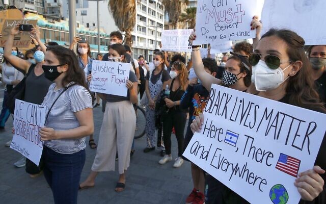 Demonstrators attend a gathering in support of US protesters over the death of George Floyd and against police violence on June 2, 2020, in Tel Aviv. (Photo by JACK GUEZ / AFP) Demonstrators attend a gathering in support of US protesters over the death of George Floyd and against police violence on June 2, 2020, in Tel Aviv. (Photo by JACK GUEZ / AFP)