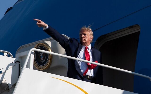 US President Donald Trump points as he boards Air Force One at Bangor International airport in Bangor, Maine, on June 5, 2020. (Photo by NICHOLAS KAMM / AFP) US President Donald Trump points as he boards Air Force One at Bangor International airport in Bangor, Maine, on June 5, 2020. (Photo by NICHOLAS KAMM / AFP)