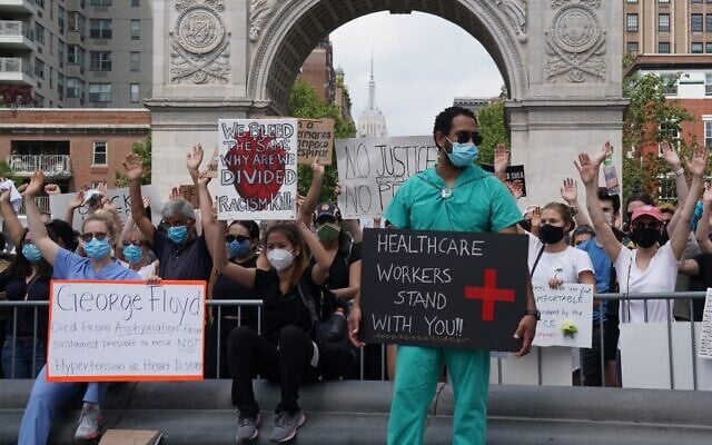 Protesters rally in Washington Square Park during a peaceful protest against police brutality and racism, on June 6, 2020 in New York (Bryan R. Smith / AFP) Protesters rally in Washington Square Park during a peaceful protest against police brutality and racism, on June 6, 2020 in New York (Bryan R. Smith / AFP)