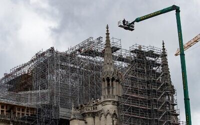 Workers take part in the dismantling operation of the scaffolding at the Notre-Dame cathedral that was damaged in the April 2019 blaze, on June 9, 2020, in Paris.  (THOMAS SAMSON/AFP)