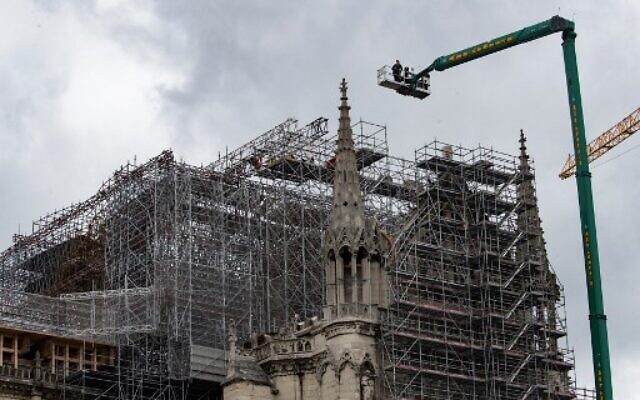 Workers take part in the dismantling operation of the scaffolding at the Notre-Dame cathedral that was damaged in the April 2019 blaze, on June 9, 2020, in Paris. (THOMAS SAMSON/AFP) Workers take part in the dismantling operation of the scaffolding at the Notre-Dame cathedral that was damaged in the April 2019 blaze, on June 9, 2020, in Paris. (THOMAS SAMSON/AFP)