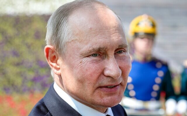 Russian President Vladimir Putin takes part in the presentation ceremony for the Russian Hero of Labor gold medals on Poklonnaya Hill as the nation marks Russia Day in Moscow on June 12, 2020. (Photo by Mikhail Klimentyev / SPUTNIK / AFP) Russian President Vladimir Putin takes part in the presentation ceremony for the Russian Hero of Labor gold medals on Poklonnaya Hill as the nation marks Russia Day in Moscow on June 12, 2020. (Photo by Mikhail Klimentyev / SPUTNIK / AFP)