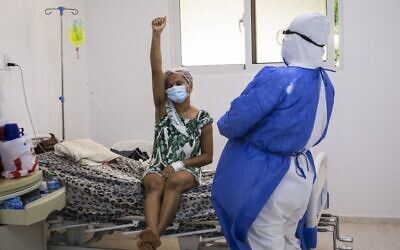 Illustrative photo: Dominican Luisa Liranzo (L) celebrates as a doctor tells her she is released from the Santo Socorro Hospital, where she was hospitalized for COVID-19, in Santo Domingo, on June 12, 2020. (Erika SANTELICES / AFP)