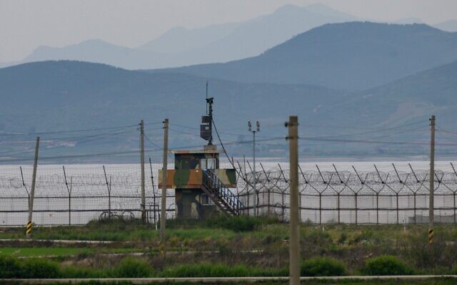 A South Korean guard post along the barbed-wire fence of the Demilitarized Zone (DMZ) separating North and South Korea, on the South Korean island of Gyodong on June 18, 2020 (Ed JONES / AFP) A South Korean guard post along the barbed-wire fence of the Demilitarized Zone (DMZ) separating North and South Korea, on the South Korean island of Gyodong on June 18, 2020 (Ed JONES / AFP)